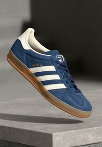 adidas Originals GAZELLE INDOOR - Sporta apavi - night indigo/off white/gold metallic