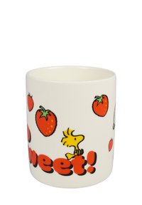 Weiße Keramiktasse mit rotem Erdbeer- und gelbem Comicvogel-Design, mit fettem "Süß!"-Text in Orange. Glatte Oberfläche, runde Form.