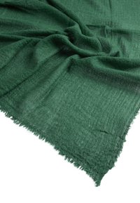 Zielony, teksturowany materiał o lekko pomarszczonej powierzchni. Krawędzie są postrzępione, co dodaje miękkiego detalu do ogólnego wyglądu. Odpowiedni do różnych zastosowań.