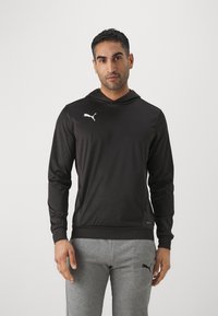 Crni sportski dukserica napravljena od lagane tkanine, sa kenguruedžepom, kapuljačom na zatezač, i bijelim Puma logotipom na prsima.