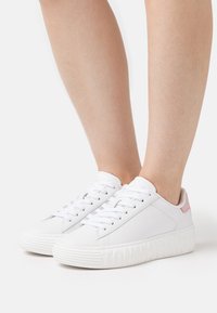 Tommy Jeans Sneakers - white