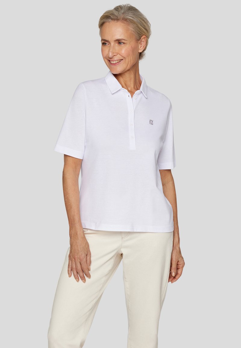 Weißes Poloshirt mit kurzen Ärmeln, einer Knopfleiste mit drei Knöpfen und einem gestickten Logo auf der linken Brust. Glattes Baumwollgewebe, lockere Passform.