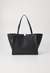 Sacoche noire en matériau synthétique lisse, dotée de deux courtes poignées, d'une large ouverture et d'un accent en métal argenté minimaliste.