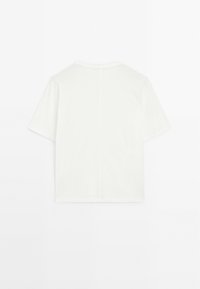 Witte cropped T-shirt, korte mouwen, ronde hals, gladde textuur, eenvoudig ontwerp, geen prints of versieringen, nette stiksels zichtbaar.