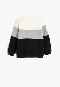 Sudadera con cuello redondo acanalado, rayas horizontales en gris, negro y blanco; textura suave, mangas largas con puños acanalados.