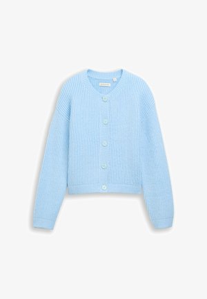Hellblauer, gerippter Strickcardigan mit langen Ärmeln und fünf passenden Knöpfen vorne, flach auf weißem Hintergrund gezeigt.
