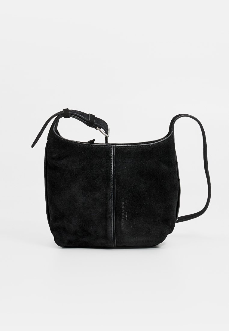 Schwarze Wildleder-Schultertasche mit glatter Oberfläche, einem einzelnen verstellbaren Trageriemen und einem Reißverschluss. Mit Branding auf der Vorderseite.