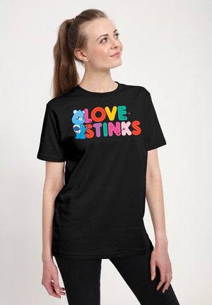 Černé tričko s krátkým rukávem s barevným potiskem "LOVE STINKS" a modrou postavičkou medvěda. Měkká látka s volnějším střihem.