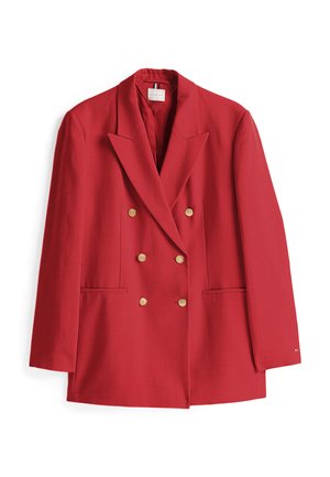 Rode dubbelgeknoopte blazer met uitgesproken revers, gouden knopen en twee voorkokken. Gestructureerde stof met een getailleerde pasvorm.