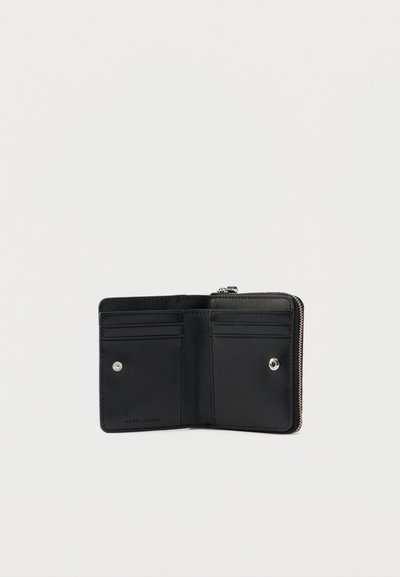 Sort læderpung med lynlås hele vejen rundt, med flere kortholdere og en trykknap. Glat tekstur og minimalistisk design.