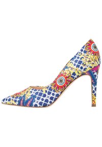 Chaussure à talon aigu multicolore présentant un motif floral et géométrique, un bout pointu et un talon stiletto fin, fabriquée en tissu avec une texture lisse.