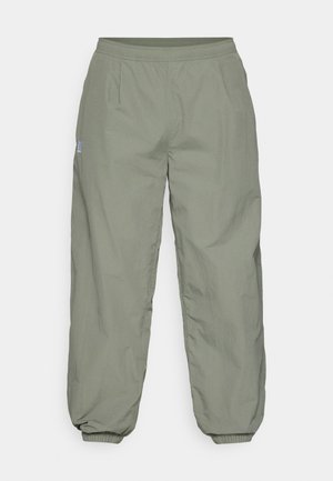 Pantaloni leggeri e larghi di colore verde oliva con vita elastica, caviglie risvoltate e texture sottile. Include un piccolo logo sul lato.
