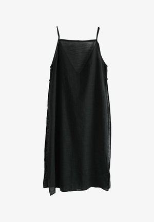 Fekete, ujjatlan midi ruha vékony pántokkal, v-nyakkivágással és finom áttetsző textúrával, fehér háttéren.