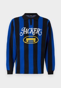 Blå og svart stripete langermet polo genser med krage, som har "JACKER" logo og gul grafikkdetaljering på forsiden.