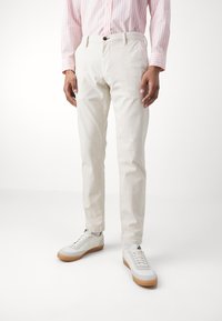 Jack & Jones JPSTMARCO JJFURY ANA - Chino-püksid - bright white