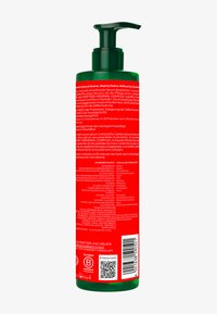 Bottiglia di plastica verde con etichetta rossa, che presenta testo bianco, codice a barre e un elenco di ingredienti. Si aziona tramite un erogatore nero situato nella parte superiore.