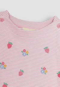 JoJo Maman Bébé DAISY EMBROIDERED - REGULAR FIT - Apdrukāts T-krekls - pink strawberry floral