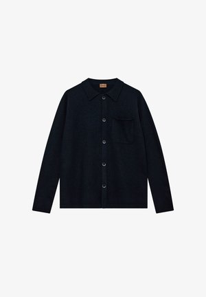 Mørkeblå cardigan lavet af uld, med kravehals, lange ærmer, knapfront og en enkelt brystlomme.