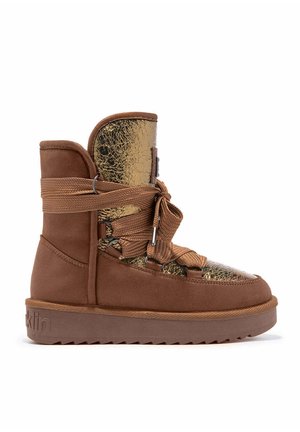 Bota de invierno alta en marrón y dorado con parte delantera metálica texturizada, cordones gruesos envueltos alrededor del tobillo y suela estriada.