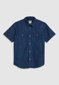 Camisa de mezclilla de manga corta en azul oscuro, con un collar de botón, dos bolsillos en el pecho con solapas y cierres de botón blancos.