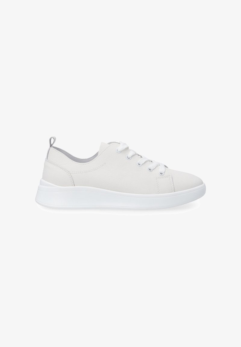 Witte sneaker met een glad bovenwerk van synthetisch materiaal, vetersluiting, gevoerde kraag en een witte rubberen zool. Minimalistisch en lichtgewicht ontwerp.