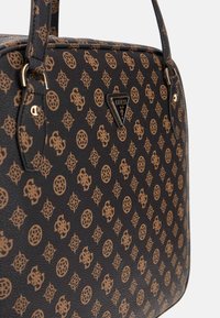 Borsa nera realizzata in materiale sintetico testurizzato, con un motivo logo beige e hardware dorato, dotata di una placca del marchio triangolare.