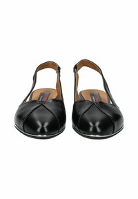 Zapatos de piel negra tipo slingback con punta redonda, diseño con pliegues en la parte delantera y un tacón bajo. El interior presenta un forro de color marrón claro.
