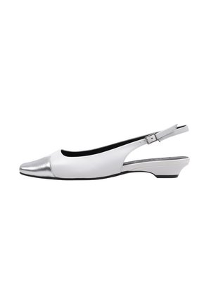 Zapato plano blanco con tira trasera, puntera plateada puntiaguda y pequeño tacón de cuña, con correa de hebilla en el tobillo.