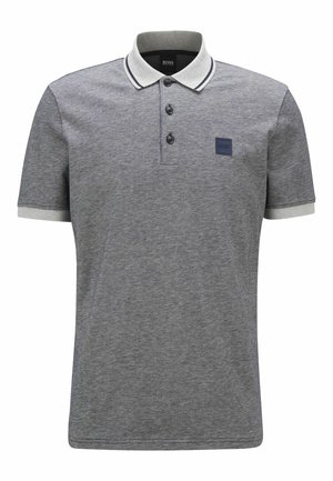 Grå polo med tekstureret stof, tre sorte knapper, hvidstribet krave og ærmer samt et navylogo på brystet.