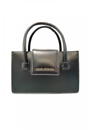 Borsa a tracolla in pelle nera con due manici, forma rettangolare, chiusura a patta frontale e dettaglio del logo brandizzato. Texture liscia con cuciture a contrasto.