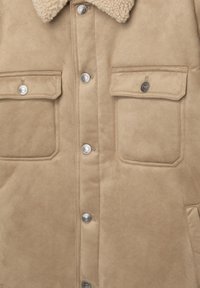Beige faux læderjakke med en tekstureret overflade, shearlingkrave, sølvfarvede trykknapper og to flap-brystlommer.