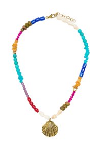 Kolorowy naszyjnik z koralików, zawierający mieszankę turkusowych, różowych i bursztynowych koralików, z złotym wisiorkiem w kształcie muszli jako centralnym elementem.