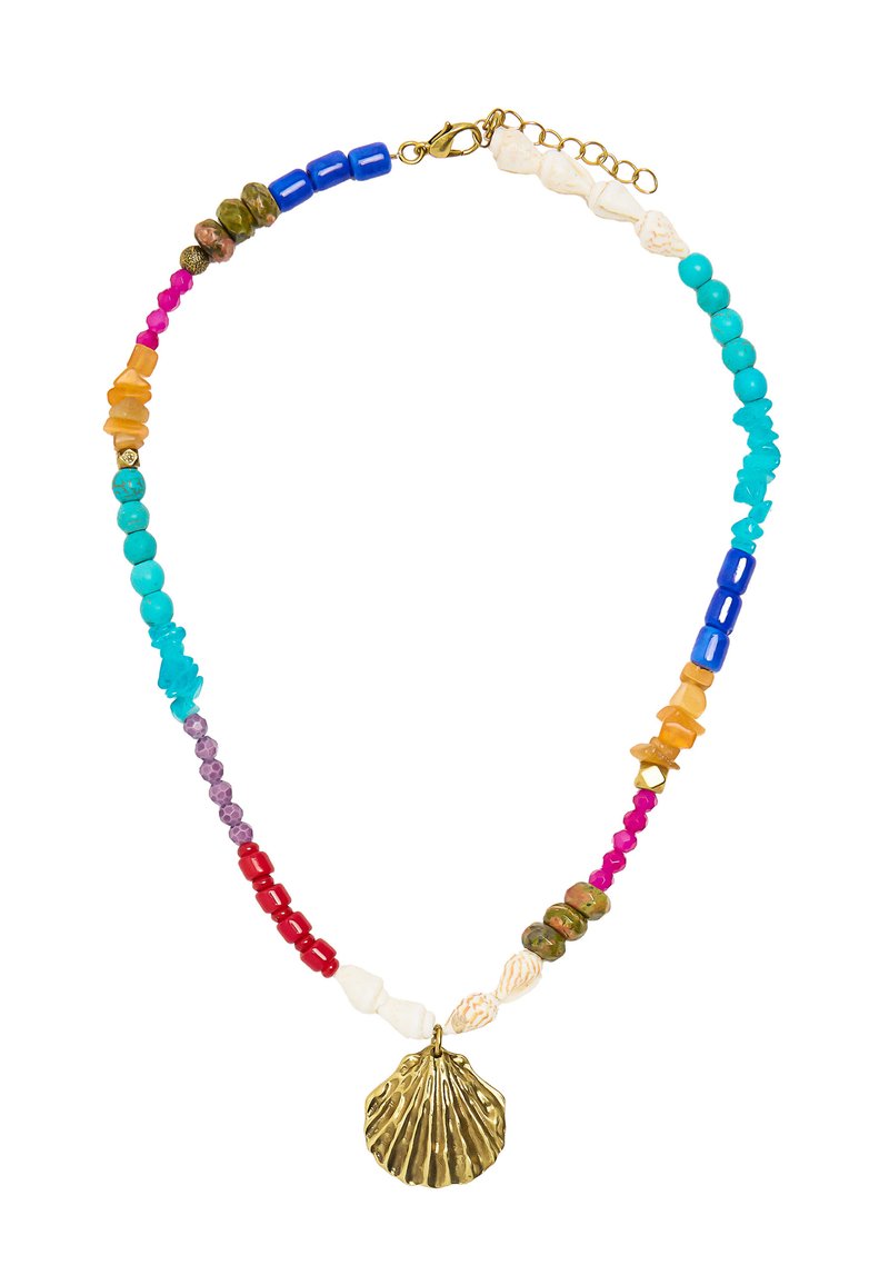 Kolorowy naszyjnik z koralików, zawierający mieszankę turkusowych, różowych i bursztynowych koralików, z złotym wisiorkiem w kształcie muszli jako centralnym elementem.