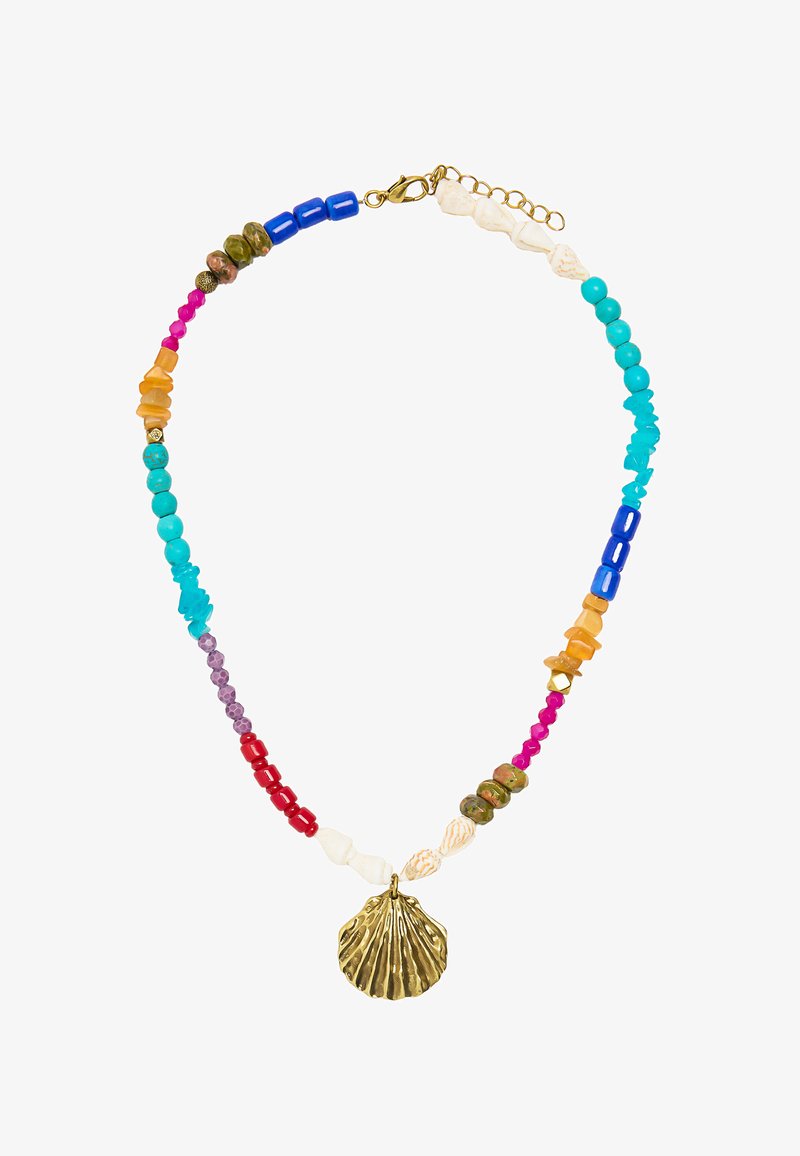 Kolorowy naszyjnik z koralików, zawierający mieszankę turkusowych, różowych i bursztynowych koralików, z złotym wisiorkiem w kształcie muszli jako centralnym elementem.