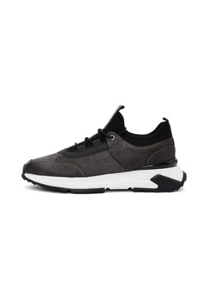 Sport sneakers met een bovenwerk van grijs leer en zwart textiel, textuuraccenten en een witte tussenzool. Massieve zwarte rubberen loopzool.
