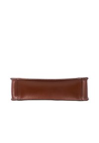 Borsa in pelle marrone scuro vista dal basso, mostrante una superficie liscia e cuciture visibili su sfondo bianco.