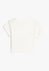 Hvid ribbet kortærmet top med rund halsudskæring. Har et cropped design og en struktureret overflade. Rent, simpelt design.