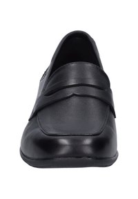 Mocasines de cuero negro con un acabado suave, que presentan una banda cosida en la parte frontal y una punta ligeramente redondeada. Diseño de suela plana.