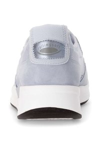 Lichtblauw suède sneaker met een witte en zwarte rubberen zool; heeft een gewatteerde kraag en een zilveren logo op de hiel.