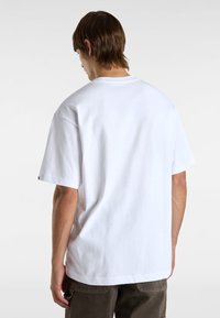Hvid bomulds t-shirt med korte ærmer og en afslappet pasform, med en standard rund hals og uden synlige logoer eller designdetaljer.