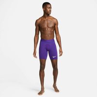 Shorts in compressione Nike viola con una texture liscia, lunghezza fino alla coscia e un logo bianco accentato nella parte anteriore sinistra in basso. Il bordo è elastico.