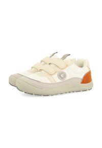 Zapatillas beige y crema con dos correas de velcro, detalles grises, una suela de goma texturizada y un panel en el talón de color naranja en contraste.