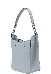 Borsa a tracolla in pelle azzurro chiaro con finitura testurizzata, parte superiore ondulata e minimalisti inserti in oro. Tracolla regolabile per versatilità.