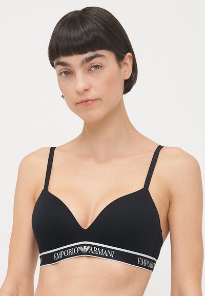 Zwarte beha met een driehoekige vorm, verstelbare straps en een brede band met het "Emporio Armani" logo in het wit. Soepele stoftextuur.