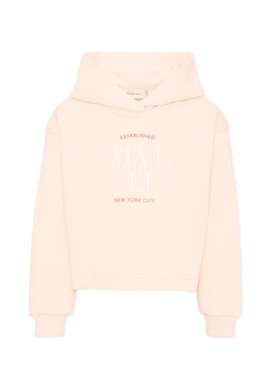Jasnoróżowa krótka bluza z kapturem i długimi rękawami, z napisem "Established Calvin Klein New York City" na przodzie w kolorze białym i czerwonym.