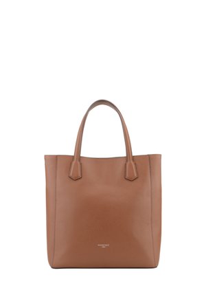 Sac cabas en cuir marron avec deux anses et une texture subtile, debout sur un fond blanc.