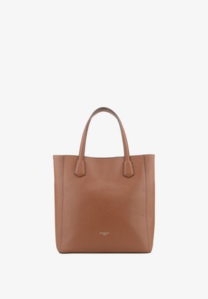 Sac cabas en cuir marron avec deux anses et une texture subtile, debout sur un fond blanc.