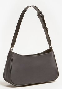 Sort syntetisk håndtaske med en buet form, justerbar rem og en glat tekstur. Har hardware i sølvfarve og lynlås.