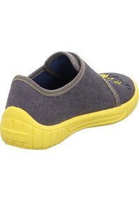 Šedá látková bota s žlutou gumovou podrážkou, zaobleným zadním dílem a prošívanými detaily. Obsahuje měkký límec pro pohodlí a pohodlný design.