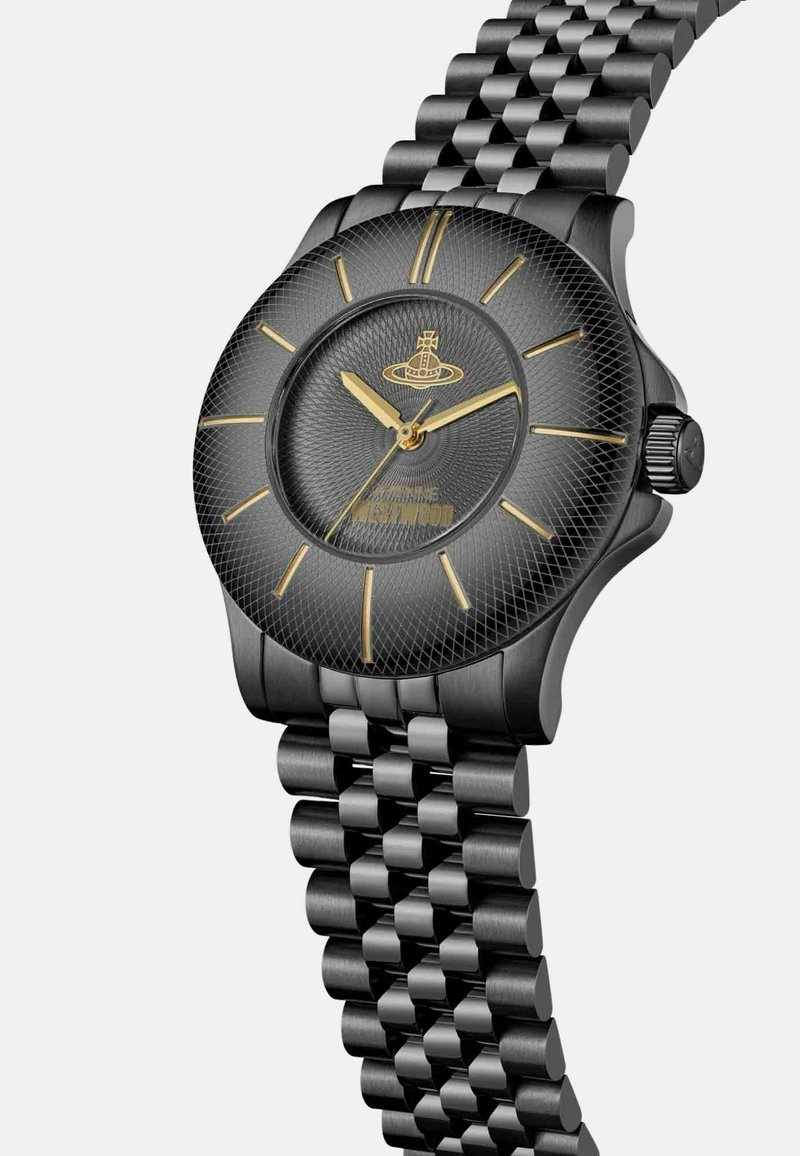 Montre en métal noir avec un cadran texturé, des accents dorés et des index des heures surélevés sur un bracelet à maillons ajustés. Finition lisse et boîtier rond.